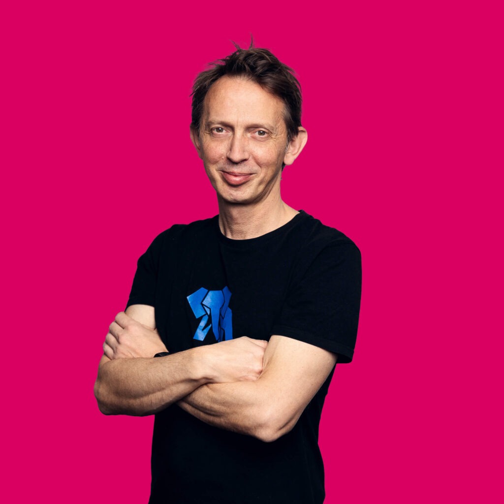 Gründer und Geschäftsführer Heiko Harlapp lächelt mit verschränkten Armen in die Kamera