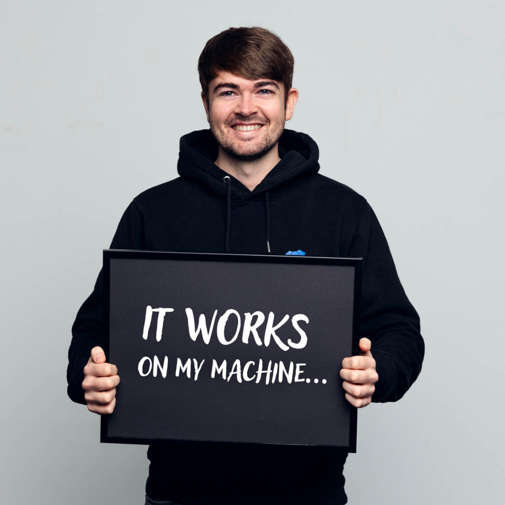 Spaßbild: Silas Beckmann hält ein Schild mit der Aufschrift: it works on my machine