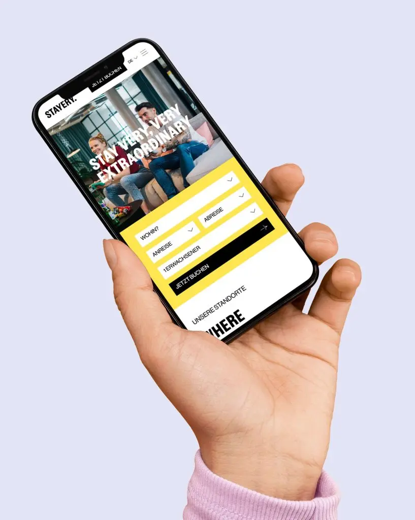 Referenz: Website für eine Serviced Apartments-Plattform, gezeigt auf einem Smartphone.