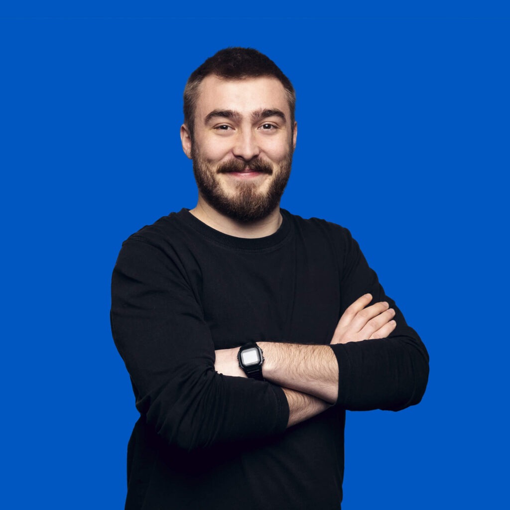 Administrator Ben Kopdag lächelt mit verschränkten Armen in die Kamera