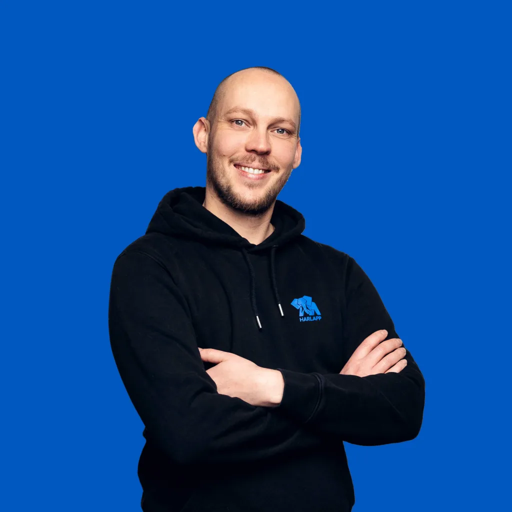 Projektmanager Erik Wonneberg lächelt mit verschränkten Armen in die Kamera