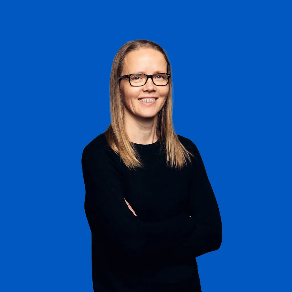 Projektmanagerin und COO Maija Scharffe lächelt mit verschränkten Armen in die Kamera