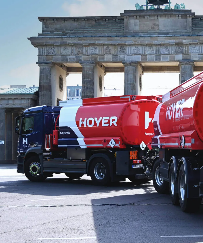 Fotoshooting für Hoyer. Gezeigt wird ein Heizöl-LWK mit Anhänger vor dem Brandenburger Tor.