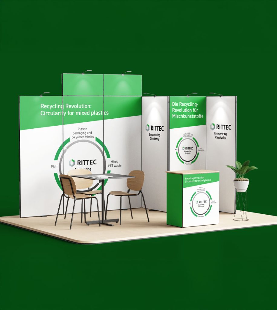 Messestand von Rittec mit Pult und Sitzgruppe – Titel: Die Recycling-Revolution für Mischkunststoffe