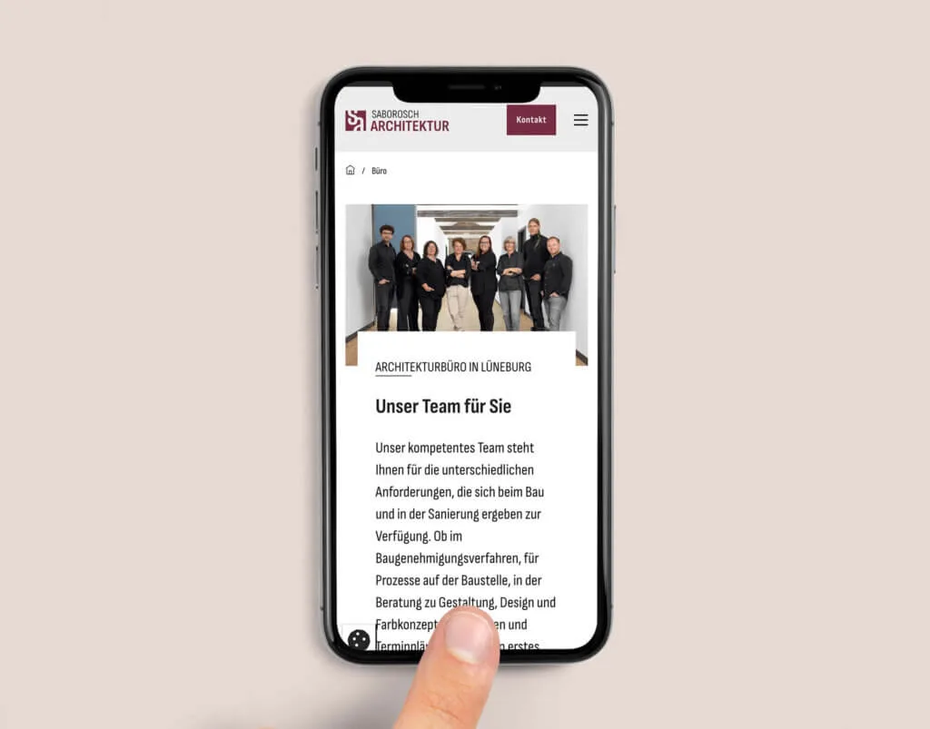 Bild von einem Smartphone. Gezeigt wird die neue Website von Saborosch Architektur GmbH.