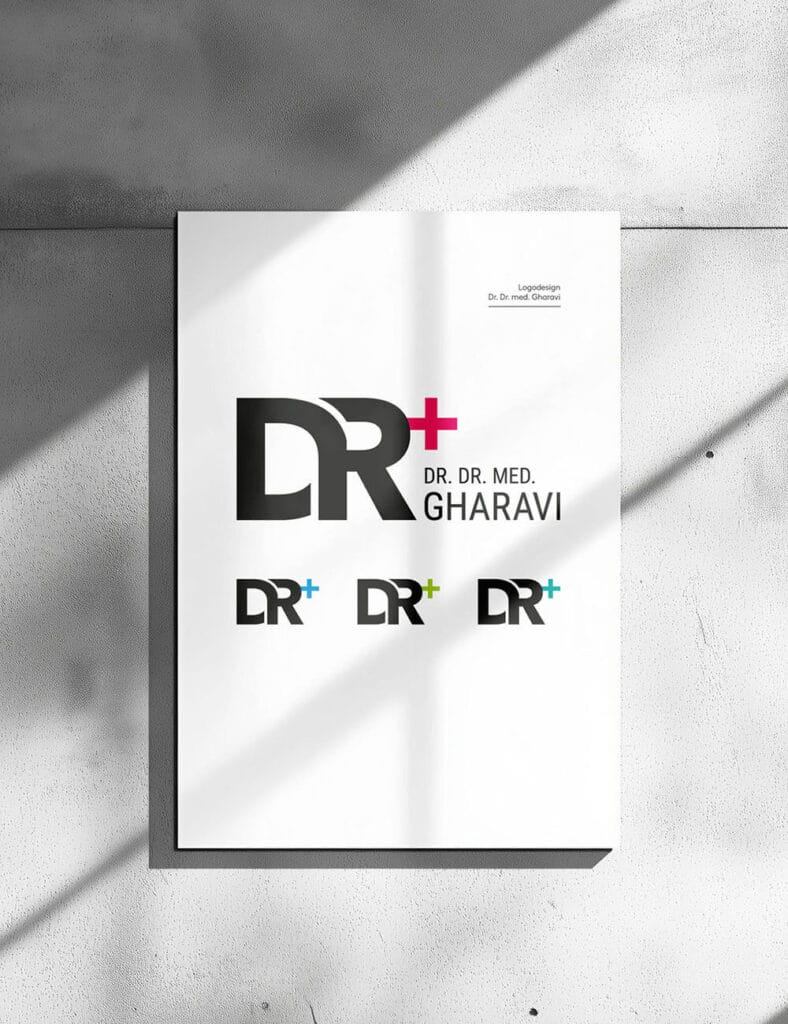 Mockup eines Logodesigns für „Dr. Dr. med. Gharavi“ mit Farbvarianten des Logos auf weißem Poster an Betonwand.