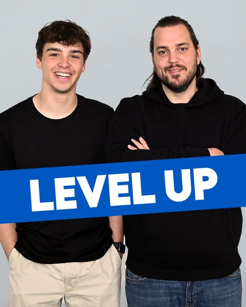 Zwei neue Mitarbeiter bei HARLAPP stehen nebeneinander vor grauem Hintergrund. Beide tragen schwarze Oberteile und lächeln. Über dem Bild verläuft ein blauer Streifen mit der weißen Aufschrift ‚LEVEL UP‘ – Hinweis auf ihren Start im Team.