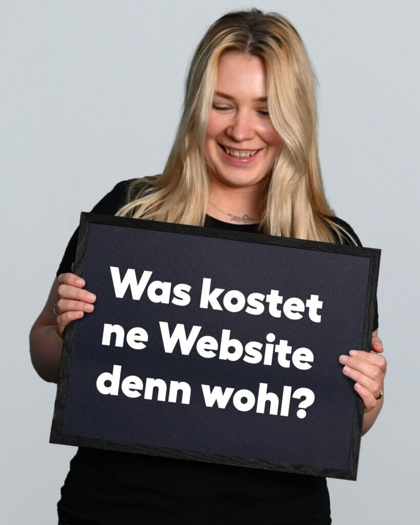 Weibliche Person hält Schild in den Händen