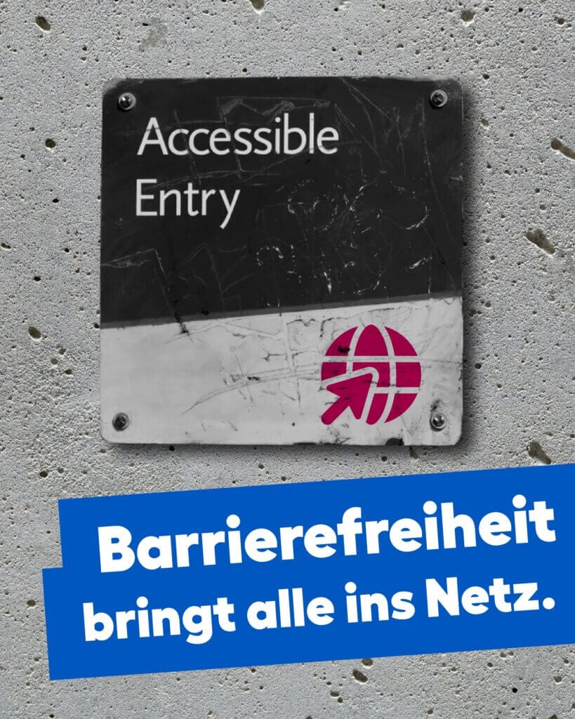 Schild an Betonwand mit der Aufschrift „Accessible Entry“ und einem Symbol für Internetzugang; darunter steht: „Barrierefreiheit bringt alle ins Netz.“