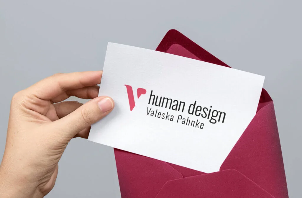 Zu sehen ist ein Mockup einer Postkarte mit Umschlag mit dem Logo der Firma Valeska Pahnke Human Design. Postkarte wird händisch aus dem Umschlag gezogen.