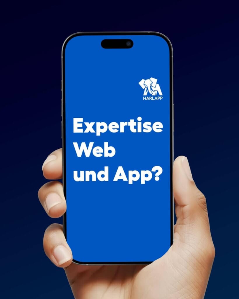 Smartphone mit blauem Screen und weißer Schrift: "Expertise Web und App?" HARLAPP-Logo oben rechts sichtbar.
