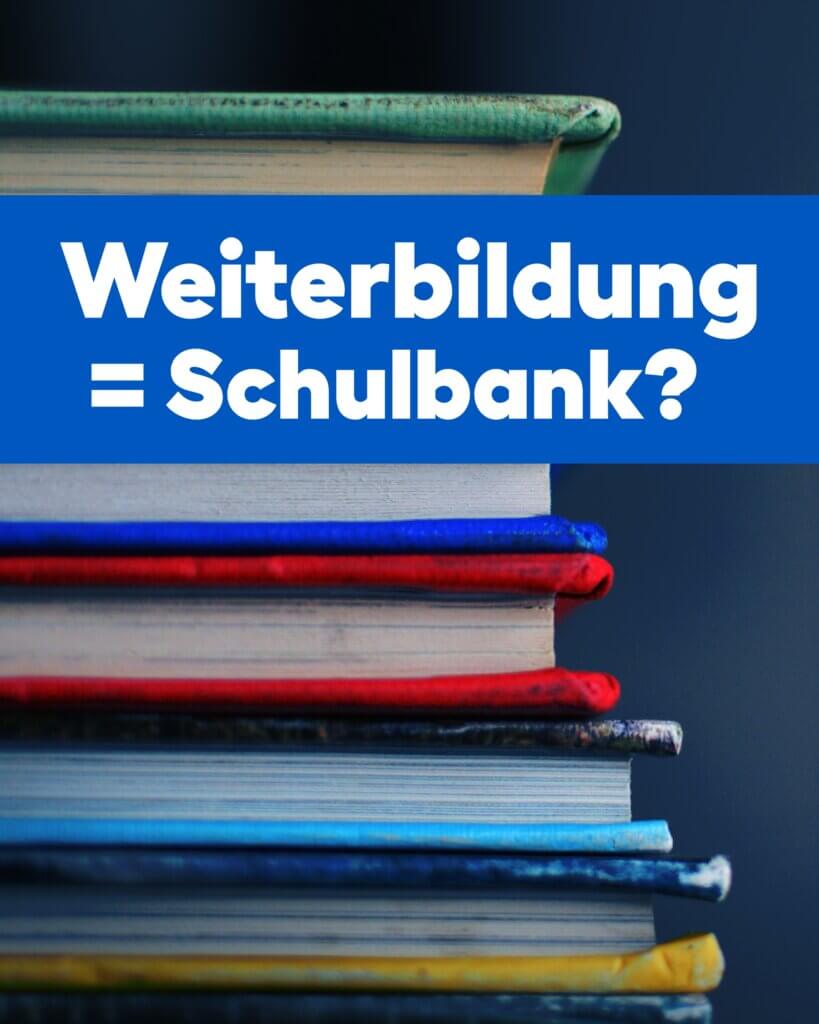 Stapel aus Büchern mit dem Text Weiterbildung gleich Schulbank als Einstieg ins Thema Lernen.