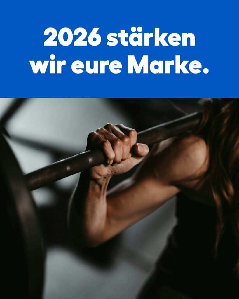 Nahaufnahme einer Person die eine Langhantel hebt als Symbol für Stärke und Neuanfang mit dem Text 2026 stärken wir eure Marke.