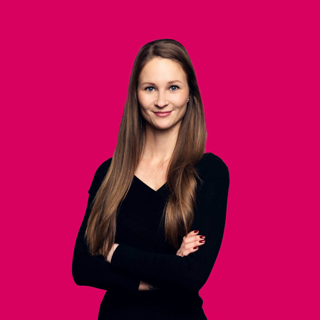 Projektmanagerin Sara Mandotti lächelt mit verschränkten Armen in die Kamera